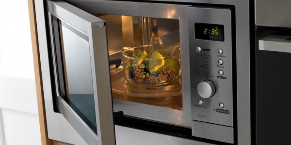 ¿Cuáles son los beneficios de cocinar en el microondas?